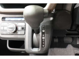 ★パネルシフトレバーは運転席より手が届きやすくて操作のしやすいシフトレバー。室内スペース確保にも配慮されてますよね!