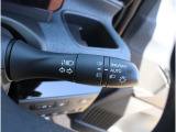 オートライトシステムは夕暮れ時などに自動でヘッドライトを点灯。さらにハイビームアシストは先行車や対向車のライト、道路周辺の明るさに合わせて、ハイビーム/ロービームを自動で切り替えます。