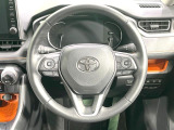 【純正革巻きステアリング】上質な革を使用することで、手にしっかり馴染みとても運転しやすいハンドルです♪