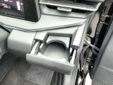 運転席側のドリンクホルダー。助手席にも、同様にドリンクホルダーが、ございます。