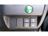 燃費を抑えるECON、横滑りを防ぐVSA等のスイッチ類は運転席の右側、手の届きやすい位置にあります。