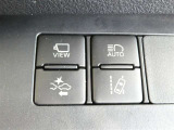 【PCS(プリクラッシュセーフティーシステム】・・・進路上の車両を前方センサーで検出し、衝突の可能性が高いと判断したときに、警報やブレーキ力制御により運転者の衝突回避操作を補助します。