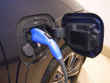 専用の充電コードを家庭用コンセントと車につなぐだけで充電スタート!(ご自宅の配線工事が必要な場合があります)