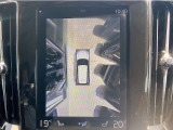 ◆苦手な人が多い駐車場での車庫入れや狭い道でも大丈夫です/クルマの前後左右にカメラを設置してモニターで表示してくれるため、運転席から見えにくい場所を映し出してドライブをサポートします◆