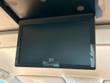 【フリップダウンモニター】大画面モニターで後席でもエンタメをお楽しみいただけます。小さなお子様にも大人気の装備です♪