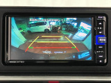 【バックカメラ】 駐車時に車両後方の様子を見ることができるので、運転の不安を軽くします。