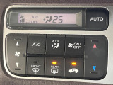 【オートエアコン】一度お好みの温度に設定すれば、車内の温度を検知し風量や温度を自動で調整。暑い&hellip;寒い&hellip;と何度もスイッチ操作をする必要はありません。快適な車内空間には必須の機能ですね♪