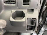 運転席にはドリンクホルダーや小物入れスペースもあって便利です。