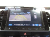 バックカメラの画像です。ガイドラインがスムースな車庫入れをサポートいたします。車庫入れの安心感がアップしますね。