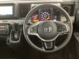 【ハンドル】運転にかかわる様々な操作を安全に行えるように視点移動が少なく操作性に配慮されたスイッチ類が凝縮されたコックピットです。