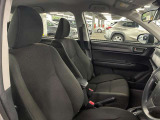 運転席の画像です。足元やシートまわりに余裕があり、リラックスした姿勢で運転が可能です。視界も良好で操作系へのアクセスもしやすく、快適で安心感のあるドライブをサポートします。