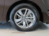 純正のアルミホイール装着車です。タイヤサイズは185/60R15です。
