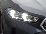 BMWの伝統的なヘッドライト・デザインは『コロナ・リング』と言われる左右4灯ヘッドライトをモチーフにしています。キドニーグリルと相まって、ひと目でBMWだとわかるデザインになっています。