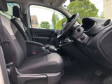 どのような体形の方でも違和感無くしっくり収まる運転席!本国では商用車として使われているのが納得出来ます