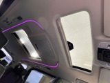 【サンルーフ】開放感たっぷりの希少装備、サンルーフが装着されています!車内に明かりを取り入れたり景色を楽しむ以外にも、車内の空気も簡単に換気できて快適です!