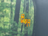 【ブラインドスポットモニター】走行中、ドアミラーの死角になりやすい箇所に後続車が接近するとサイドミラーのレンズに警告を表示!ドライバーに注意喚起をしてくれます。