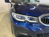 BMWレーザーライト:ハイビーム店頭時の照射距離を従来のロービームの約2倍に相当する最長600mまで可能にします。アクティブヘッドライトが含まれ、ブルーのデザインアクセントも装備されます。