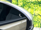 【ブラインドスポットインフォメーション】走行中、ドアミラーの死角になりやすい箇所に後続車が接近するとサイドミラー付近に警告を表示、ドライバーに注意喚起をしてくれます。