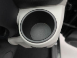 カップホルダーは運転席や助手席からちょうど手の届く位置です!!