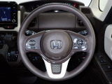 ハンドル左側にはオーディオ操作が出来るオーディオリモートコントロールスイッチ、右側にはHonda SENSINGとオートクルーズコントロールのスイッチを装備!