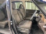 乗降がしやすい運転席。高さが調節できて小柄な方でも運転しやすいポジションをとることができます。