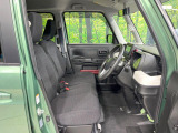 運転席まわりには十分なスペースがあり、大柄な方でもゆったり運転していただける環境です。