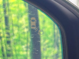 【ブラインドスポットインフォメーション】走行中、ドアミラーの死角になりやすい箇所に後続車が接近するとサイドミラー付近に警告を表示、ドライバーに注意喚起をしてくれます。