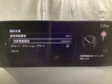 フォワードセンシングカメラで認識した交通標識をディスプレイに表示し、交通標識の見落とし防止を図り、安全運転を支援します。