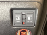 リアドアは乗り降りに便利な両側電動スライドドアです。また運転席に座っていながらスイッチ操作で自在にスライドドアを開け閉めできます。