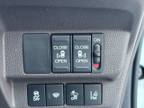 運転席の手元で両側スライドドアの開閉操作が可能です。