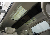 開放感溢れるガラスルーフ装備。柔らかな自然光が車内全体に降り注ぎ、後席空間にホテルのスイートルームのような上質で寛ぎに満ちたひとときをお届けいたします。