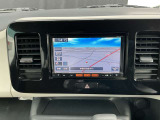 通信ユニット内蔵の日産純正メモリーナビ(MC315D-W)装備、この機種だけのナビ機能・ダウンロードボイスに対応、USB接続・DVD再生等の音楽機能も充実。