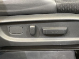 【パワーシート(電動シート)】シートを電動で、前後にスライドまたは上下の高さなどを調整することができます!細かい操作もスイッチ一つでできるので、とても便利です!