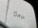 【ブラインドスポットモニター】走行中、ドアミラーの死角になりやすい箇所に後続車が接近するとサイドミラーのレンズに警告を表示!ドライバーに注意喚起をしてくれます。