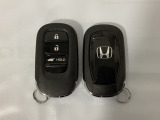 スマートキーを装備しています。鍵を差し込むことなくドアロックの開け閉めと、スタートボタン操作でのエンジンスタートができます。ボタン操作でトランクが開けられる電動テールゲートのボタンもついています。