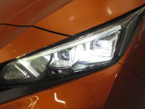 夜間走行の様々な局面に向けて、LEDヘッドランプで視認性をしっかり確保☆ハロゲンヘッドランプのおおよそ2倍の光量で、広範囲に明るくドライバーをサポートしてくれます。