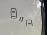 【ブラインドスポットモニター】走行中、ドアミラーの死角になりやすい箇所に後続車が接近するとサイドミラー付近に警告を表示、ドライバーに注意喚起をしてくれます。