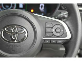 アダプティブクルーズコントロール機能付きです。走行中に先行車の様子を検知しながら、設定した車速の範囲内で先行車との距離のキープを支援します。詳細は販売店スタッフまでおたずねください。