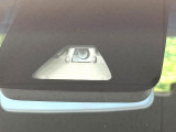 【スマートアシスト】走行中に前方の車両等を認識し、衝突しそうな時は警報とブレーキで衝突回避と被害軽減をアシスト。より安全にドライブをお楽しみいただけます。