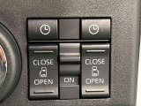 両側パワースライドドアウェルカムオープン機能 降車時にスイッチで予約しておけば、乗車時に電子カードキーを持ってクルマに近づくだけでパワースライドドアが自動でオープン♪