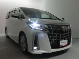 高輝度で点灯速度が速く、しかも消費電力の少ないLEDヘッドライトが装備されています!LEDの明るい光が走行中の視界の確保をサポートして、夜のドライブがより楽しく安全に運転できます♪
