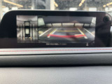 360度ビューカメラを搭載。4方の小型カメラの映像を処理し、車両真上からの映像に変換しています。