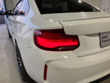 L字型リアコンビランプ:BMWの伝統的なデザインのひとつです。夜間でも誰が見てもBMWとわかる印象的なデザイン。
