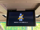 【純正12型後席モニター】家族や友人とお出かけする機会が多い方に大人気の後席モニターを装備!見やすい位置に画面がありテレビやDVDの視聴も快適!友達もお子様も、後席にしか乗らなくなるかも??