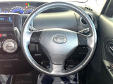 インテリアに合わせたデザインのステアリングは、運転される方のことも考え、運転しやすい形状、大きさです。是非一度、実際に触ってお確かめください。