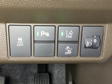 ハンドルの右側にはヘッドライトレベライザーとHondaセンシング用のメインスイッチがついています。ヘッドライトレベライザーは道路状況や積荷の加重に応じてライトの高さを調節できます。
