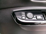 ドアミラーの鏡面の調節、格納は運転席からすべて操作できます!