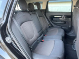 ●後席:大人が乗車しても窮屈さを感じないほど、足元も広々しております。
