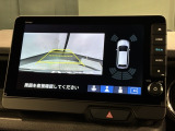 リバースギアに入れるだけで後方の表示へ切り替わります。夜間や雨の日の駐車も楽になりますよ。