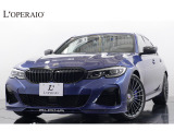 2020年式 BMWアルピナ B3 リムジン アルラット 4WDが入庫。有償色アルピナブルーを纏った気品ある佇まいで、走りと上質さを兼ね備えた存在感あるフロントビューでございます。